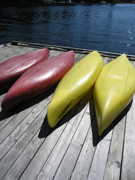 红色和黄色皮划艇图片下载