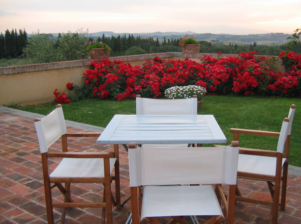 露台上的花园桌子图片下载