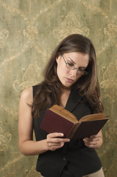一个女人在读一本旧书图片下载