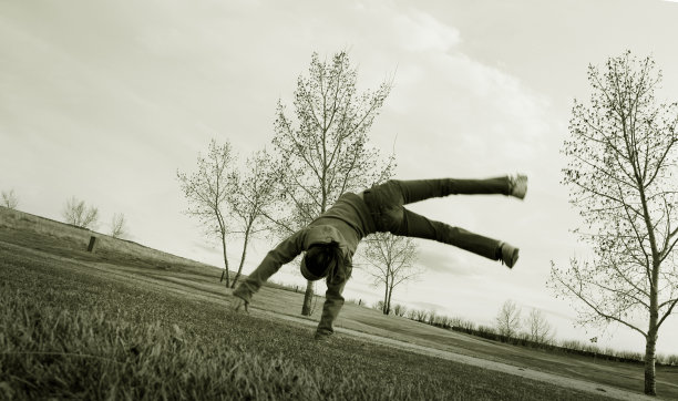 车轮的孩子图片下载