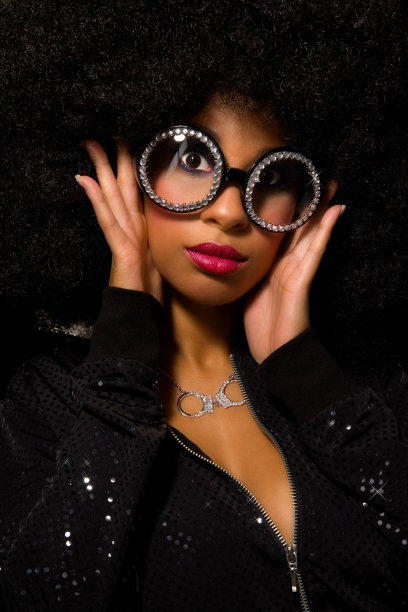 戴着滑稽眼镜的年轻女子图片下载