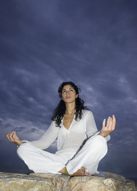 年轻女子在户外做瑜伽，图片下载