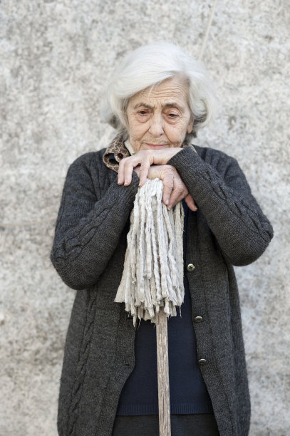 高级女人和拖把-担心图片下载