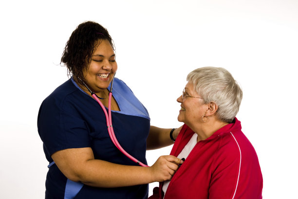 护士倾听病人的心脏图片下载