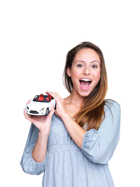 疯狂的汽车-兴奋的年轻女性拿着玩具车图片下载