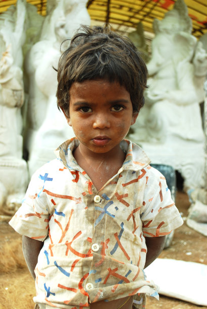 特写的孩子在肮脏和破烂的衣服图片下载
