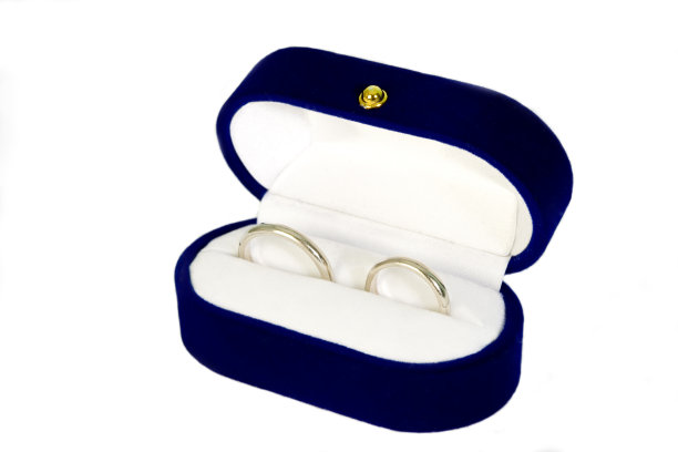 结婚戒指放在天鹅绒盒子里图片下载