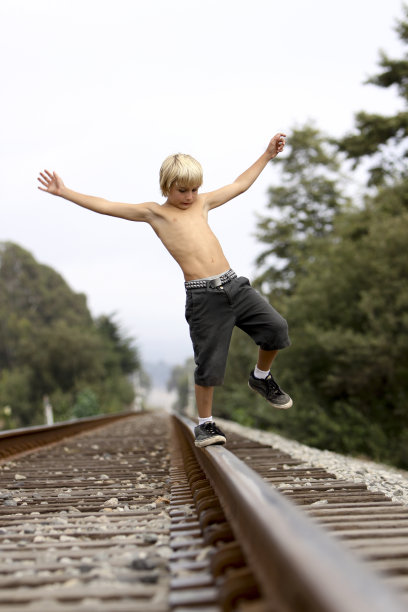 男孩在轨道上保持平衡图片下载