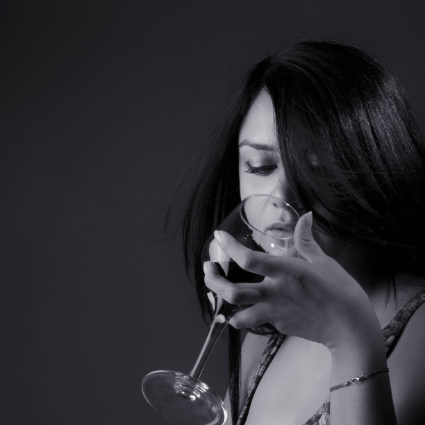 年轻女子喝酒图片下载