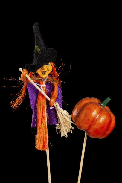 手工制作的女巫和南瓜万圣节装饰孤立在黑色的背景图片下载