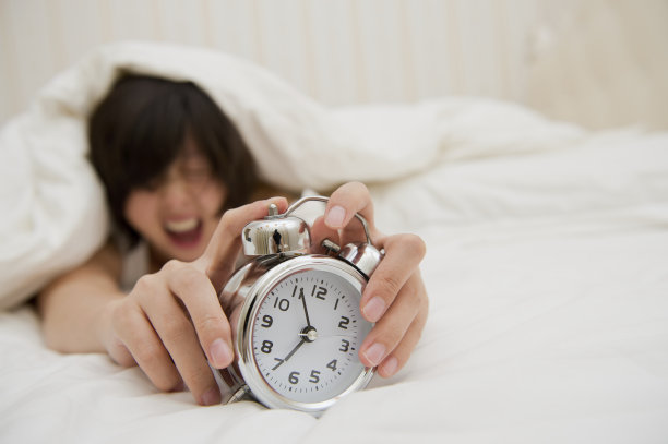 手里拿着闹钟图片下载