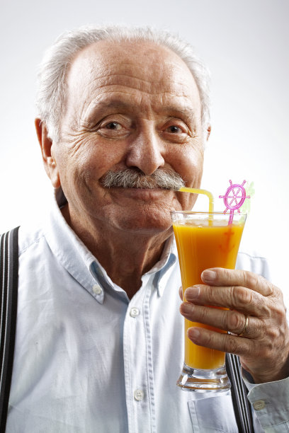 老年人喝果汁图片下载