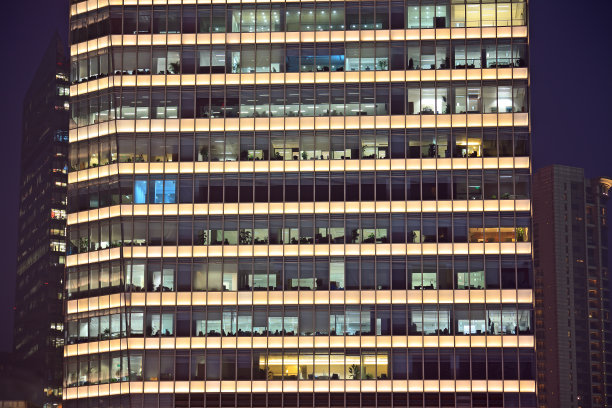 现代玻璃建筑，夜深图片下载