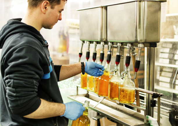 苹果酒装瓶图片下载