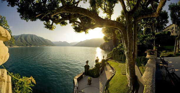 风景:意大利瓦雷纳的科莫湖全景图片下载