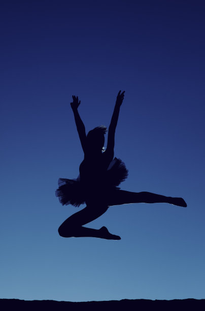 芭蕾舞女演员的剪影图片下载