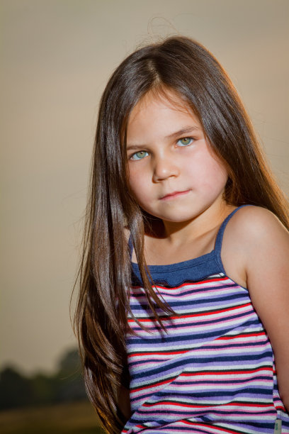 小女孩的日落肖像图片下载