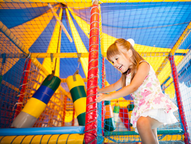 孩子在操场上图片下载