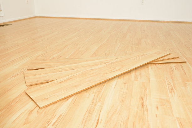 强化地板木板在完成的地板上图片下载