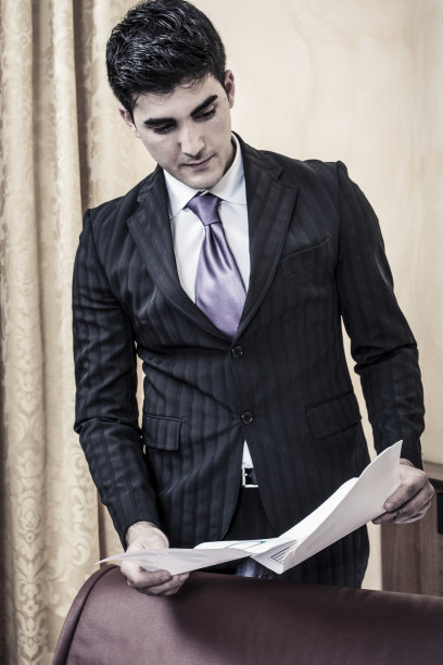 年轻商人与销售报告图片下载