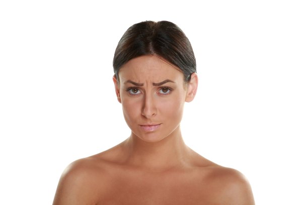 皱着眉头的女人图片下载