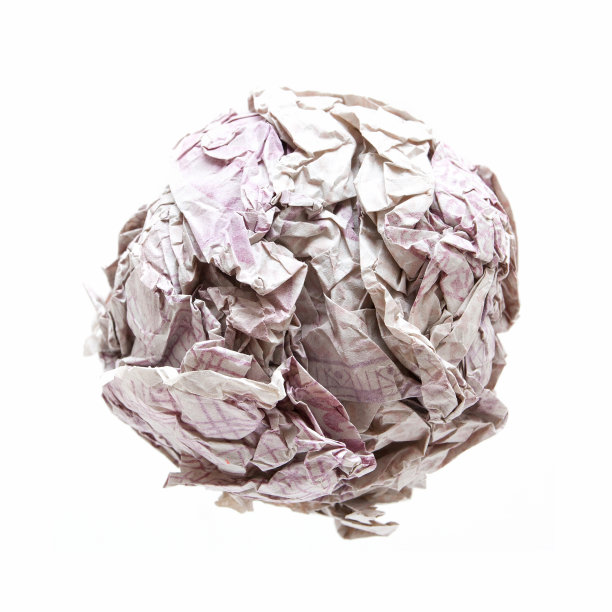 在白色背景上孤立的皱巴巴的纸球图片下载
