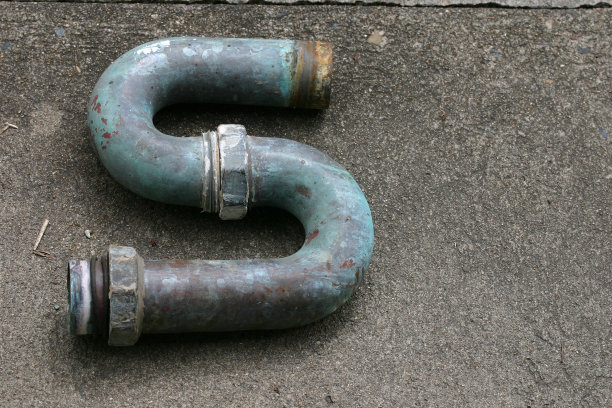 混凝土路径上的S型弯管图片下载