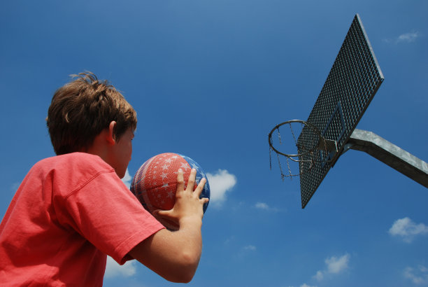 年轻的篮球运动员图片下载