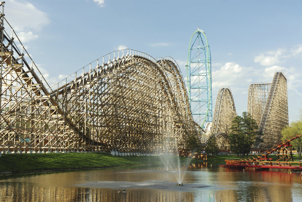 从人工湖上看过山车公园图片下载