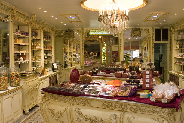 从入口处拍摄的巧克力店内部照片图片下载