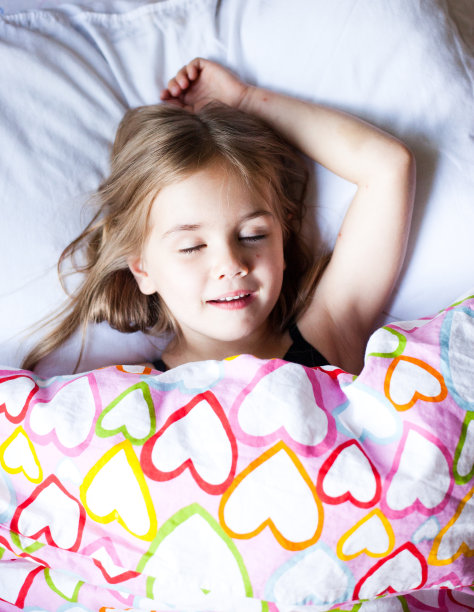 可爱的小女孩从被子里往外偷看图片下载