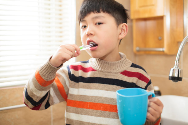 亚洲男孩在浴室里洗衣服图片下载