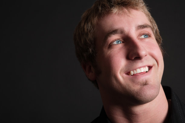 英俊的年轻人图片下载