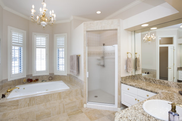 豪华主浴室与瓷砖和大理石室内图片下载