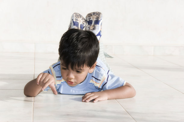 内的孩子图片下载