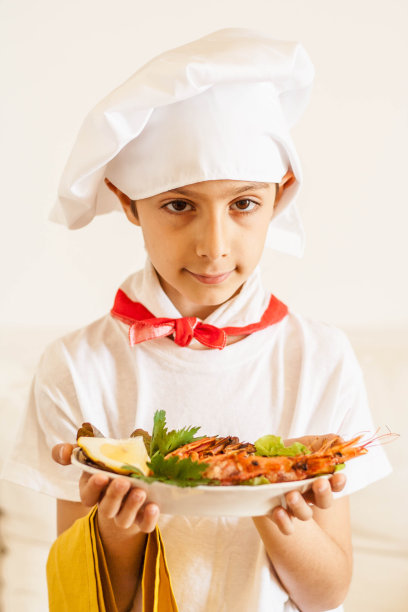 带厨师帽的男孩上菜图片下载