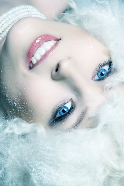 特写的脸与白色的帽子和雪图片下载