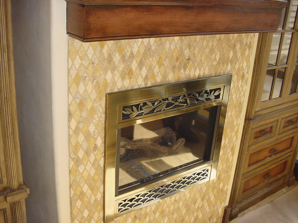 瓷砖环绕的壁炉图片下载