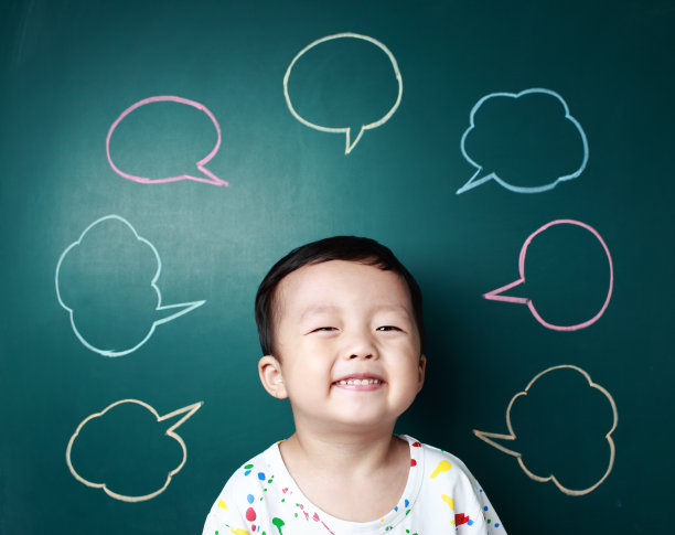 可爱的孩子在黑板前图片下载