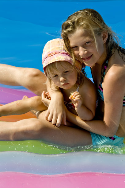 在充气床垫上的女孩图片下载