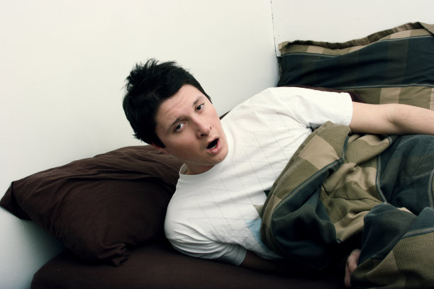 男人醒来图片下载