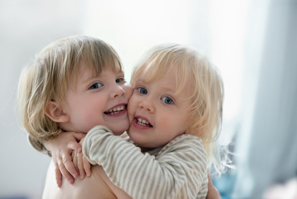 双胞胎图片下载