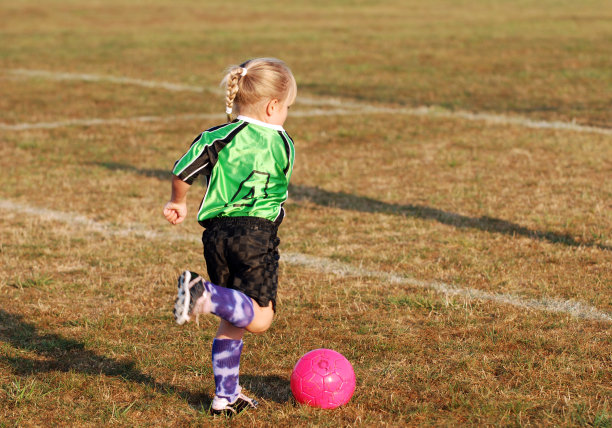准备踢足球图片下载