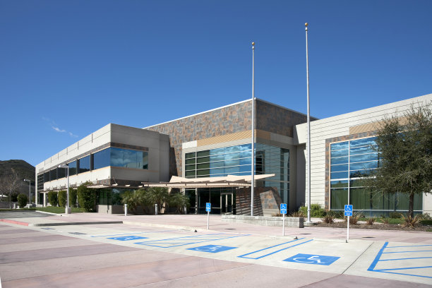 办公大楼和残疾人停车场图片下载