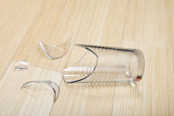 地板上有碎玻璃图片下载