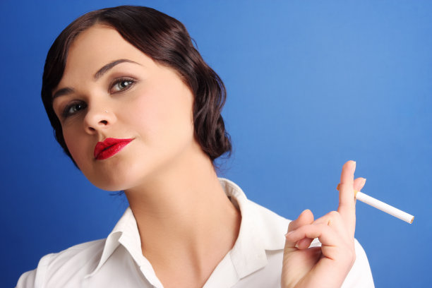 女人吸烟图片下载