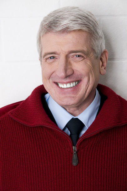 微笑的老年人图片下载