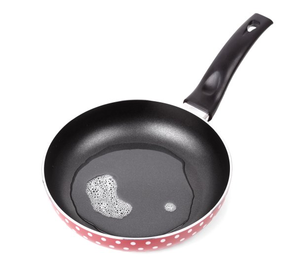 水和肥皂在特氟隆盘上隔离白色图片下载