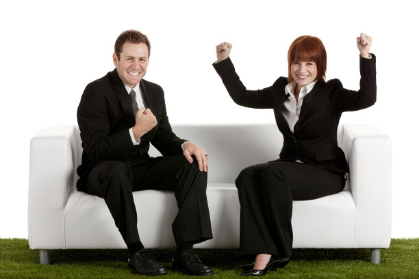 微笑的商业夫妇庆祝他们的成功图片下载