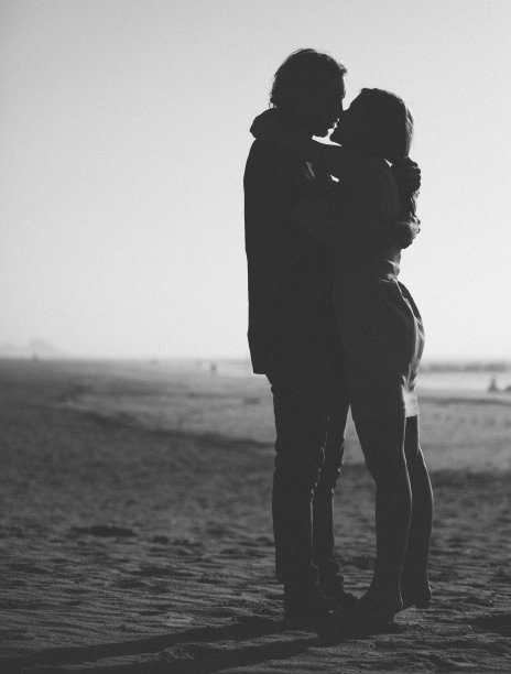 一对潮人冲浪者在纽约布鲁克林的海滩上接吻图片下载